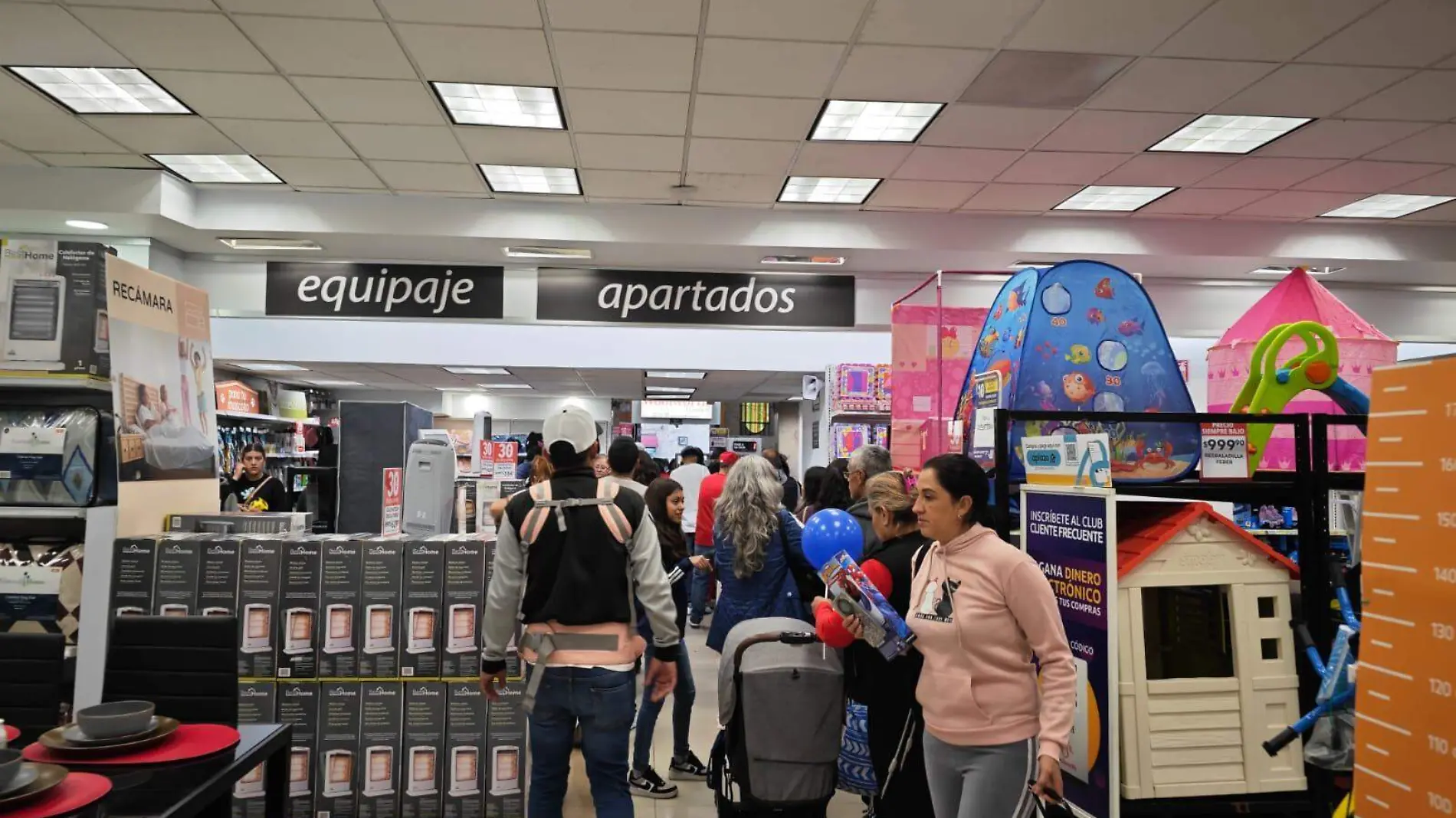 Personas dentro de tienda departamental